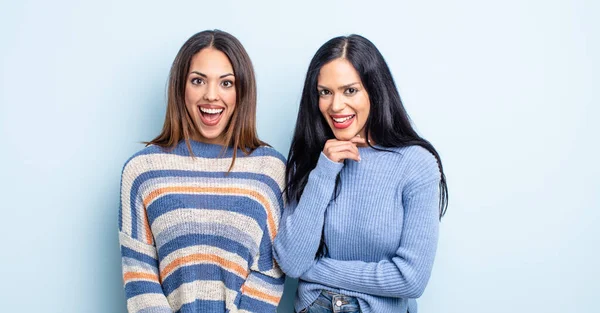 Mujer Hispana Bonita Que Parece Feliz Gratamente Sorprendida Concepto Pareja —  Fotos de Stock