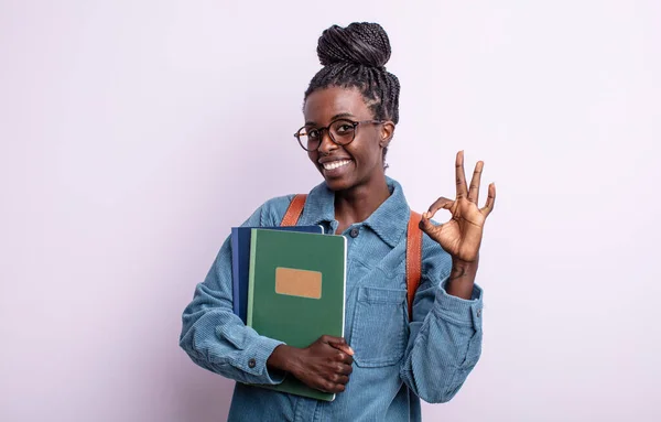 Pěkná Černoška Která Cítí Šťastná Projevuje Souhlas Gestem Souhlasu Student — Stock fotografie
