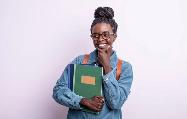 Гарна Чорна Жінка Посміхається Щасливим Впевненим Виразом Рукою Підборідді Студент — стокове фото