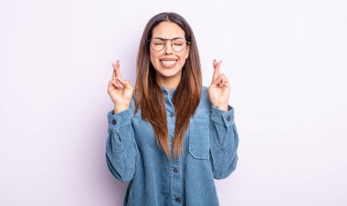 Güzel İspanyol kadın gergin ve umutlu, şans diliyor ve dua ediyor.