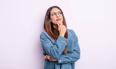 Düşünen, kuşkulu ve kafası karışık, farklı seçenekleri olan, hangi kararı vereceğini merak eden İspanyol bir kadın.