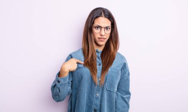 Güzel İspanyol kadın şaşkın, şaşkın ve güvensiz hissediyor, kendini gösterip kim olduğunu soruyor, ben mi??