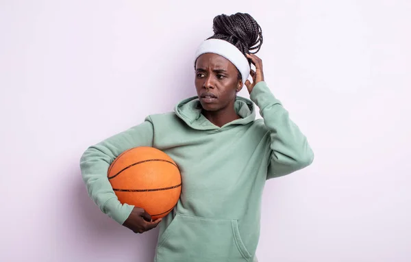 Bonita Mujer Negra Sonriendo Felizmente Soñando Despierto Dudando Concepto Baloncesto —  Fotos de Stock