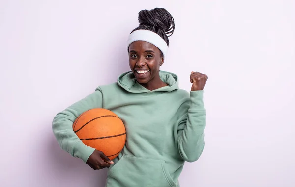 Mujer Negra Bonita Sintiéndose Sorprendida Riendo Celebrando Éxito Concepto Baloncesto —  Fotos de Stock