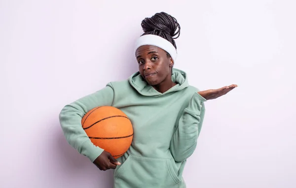 Mujer Negra Bonita Sintiéndose Perpleja Confundida Dudando Concepto Baloncesto —  Fotos de Stock