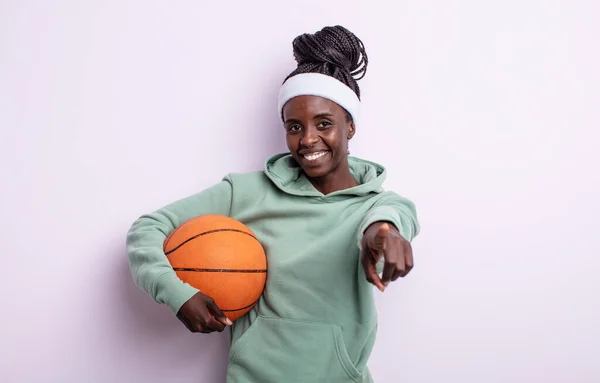 Una Mujer Negra Apuntando Cámara Eligiéndote Concepto Baloncesto —  Fotos de Stock