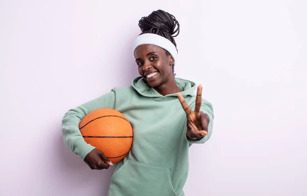 Bonita Mujer Negra Sonriendo Luciendo Feliz Señalando Victoria Paz Concepto —  Fotos de Stock