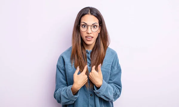 Hübsche Hispanische Frau Die Mit Einem Verwirrten Und Verwirrten Blick — Stockfoto