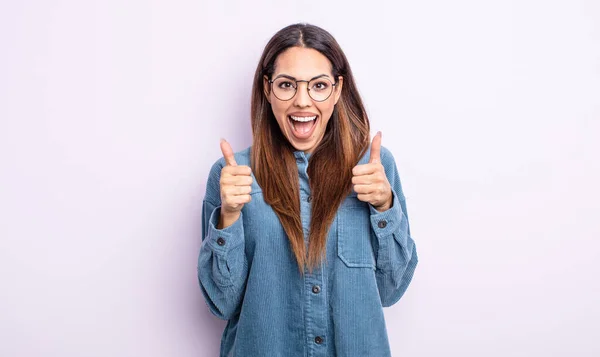Mooie Latino Vrouw Glimlachen Breed Zoek Gelukkig Positief Zelfverzekerd Succesvol — Stockfoto