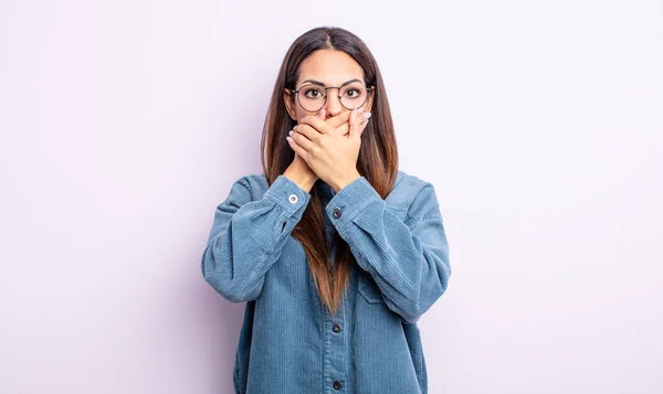 Mujer Hispana Bonita Cubriendo Boca Con Las Manos Con Una — Foto de Stock