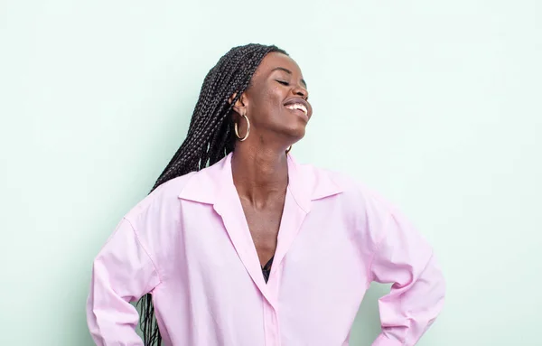 Siyah Güzel Bir Kadın Mutlu Neşeli Kendinden Emin Görünüyor Gururla — Stok fotoğraf