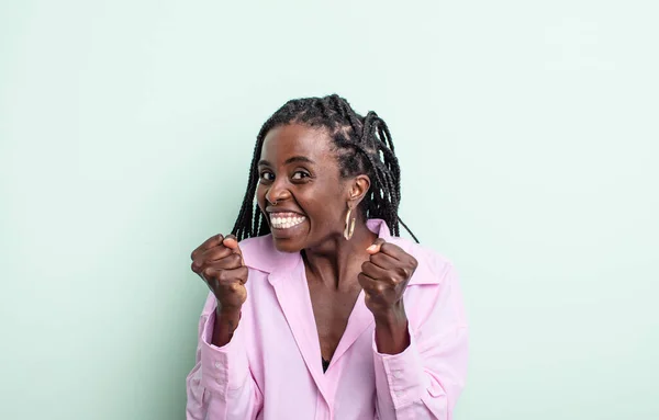 Negro Bonita Mujer Sintiéndose Sorprendido Emocionado Feliz Riendo Celebrando Éxito — Foto de Stock