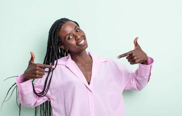 Černá Hezká Žena Vypadá Pyšně Arogantní Šťastná Překvapená Spokojená Ukazuje — Stock fotografie