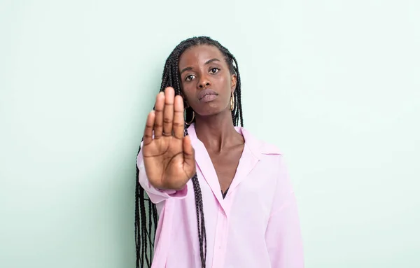 Siyahi Güzel Kadın Ciddi Sert Hoşnutsuz Kızgın Görünüyor Avuç Içinin — Stok fotoğraf