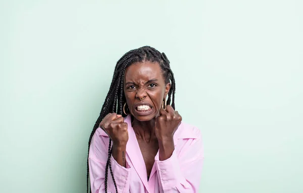 Negro Bonita Mujer Gritando Agresivamente Con Molesto Frustrado Mirada Enojada —  Fotos de Stock
