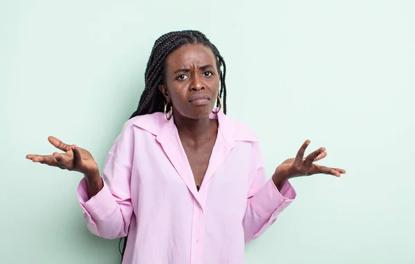 Negro Bonita Mujer Buscando Desconcertado Confundido Estresado Preguntándose Entre Diferentes —  Fotos de Stock