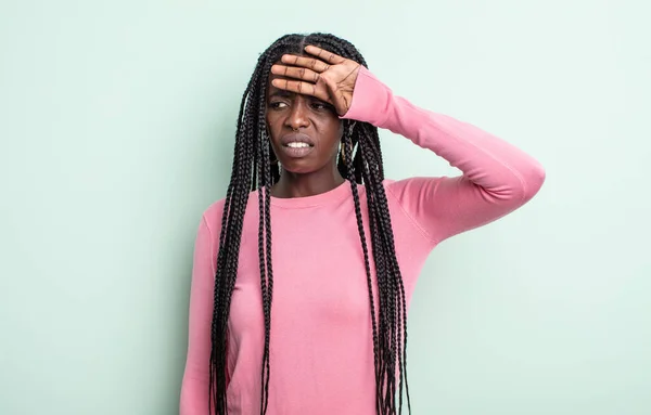 Negro Bonita Mujer Buscando Estresado Cansado Frustrado Secando Sudor Frente —  Fotos de Stock