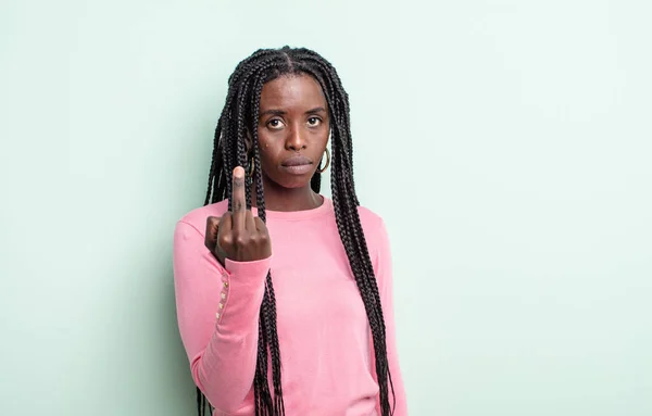 Siyah Güzel Kadın Kızgın Sinirli Asi Agresif Hissediyor Orta Parmağını — Stok fotoğraf