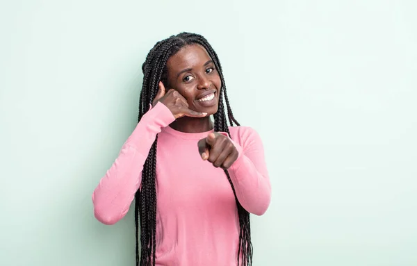 Negro Bonita Mujer Sonriendo Alegremente Apuntando Cámara Mientras Que Hacer —  Fotos de Stock