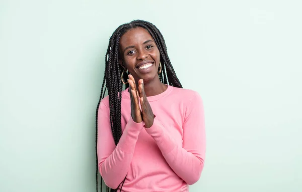 Zwart Mooi Vrouw Gevoel Gelukkig Succesvol Glimlachen Klappen Handen Zeggen — Stockfoto