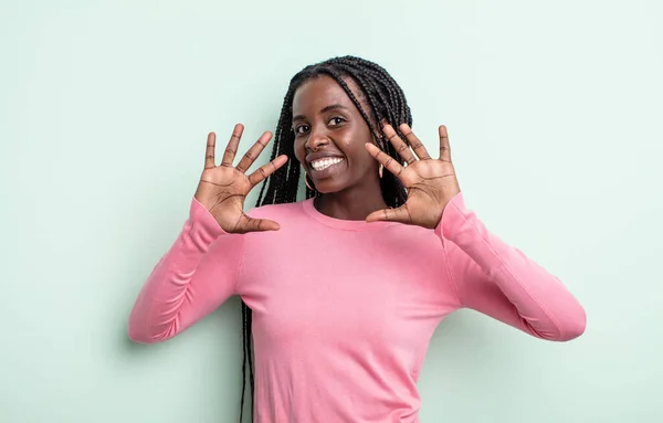Negro Bonita Mujer Sonriendo Buscando Amigable Mostrando Número Diez Décimo —  Fotos de Stock