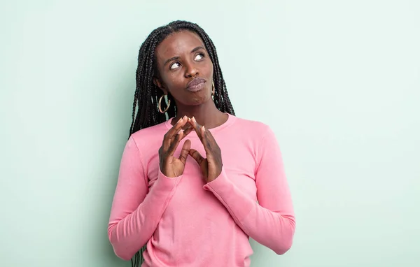 Mujer Bonita Negra Sintiéndose Orgullosa Traviesa Arrogante Mientras Tramando Plan —  Fotos de Stock