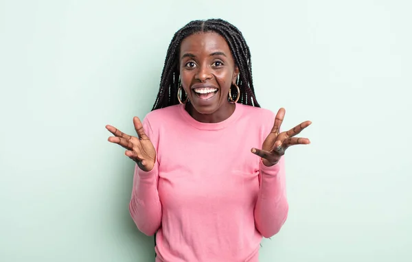Negro Bonita Mujer Sintiéndose Feliz Asombrado Afortunado Sorprendido Como Decir —  Fotos de Stock