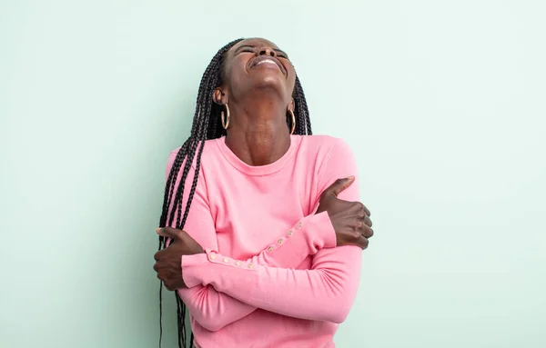 Czarna Ładna Kobieta Śmieje Się Szczęśliwie Ramionami Skrzyżowanymi Relaksującą Pozytywną — Zdjęcie stockowe