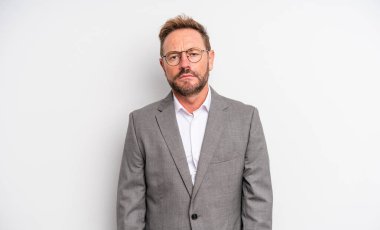 Orta yaşlı, yakışıklı, üzgün ve mızmız, mutsuz bakışlı ve ağlayan bir adam. İş adamı konsepti