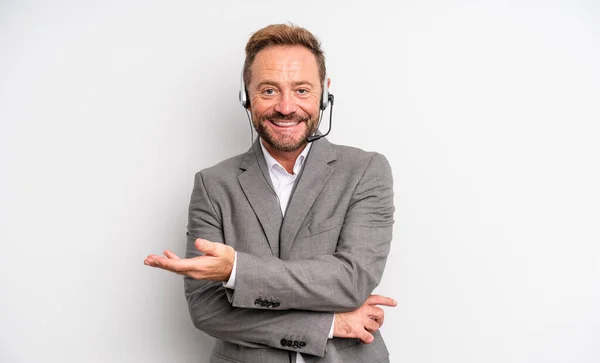 Homem Bonito Meia Idade Sorrindo Alegremente Sentindo Feliz Mostrando Conceito — Fotografia de Stock