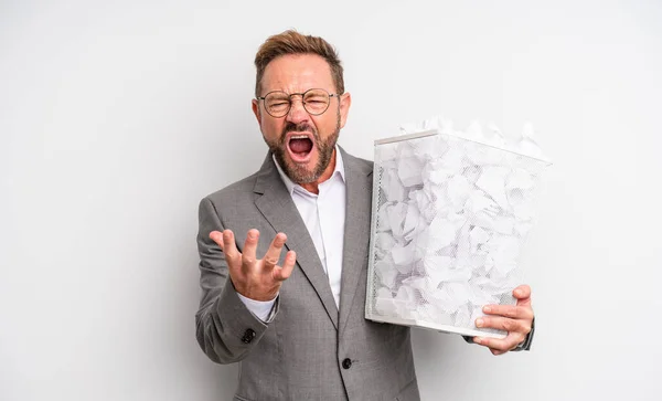 Hombre Guapo Mediana Edad Buscando Enojado Molesto Frustrado Bolas Papel —  Fotos de Stock