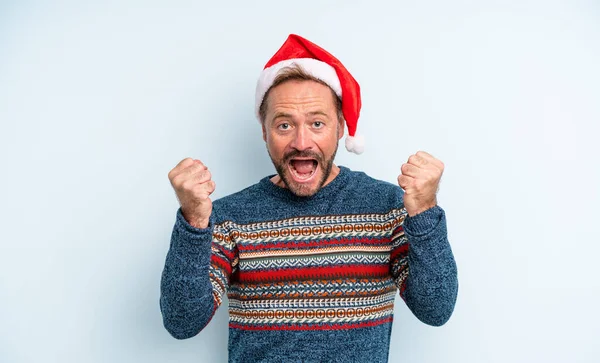 中年のハンサムな男はショックを感じ 笑って成功を祝う クリスマスのコンセプト — ストック写真
