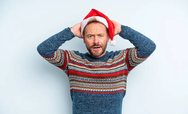中年のハンサムな男を感じる 不安や怖がって 頭の上に手で強調した クリスマスのコンセプト — ストック写真