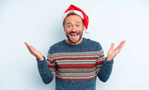 中年のハンサムな男が幸せとは信じられない何かに驚いた感じ クリスマスのコンセプト — ストック写真