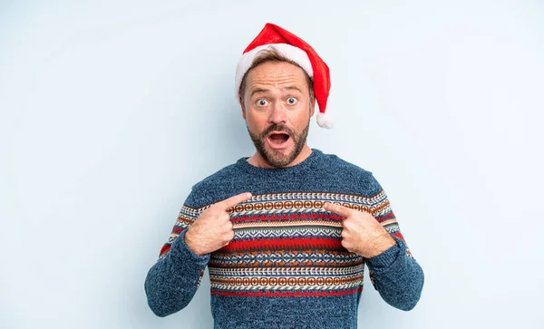 中年のハンサムな男が幸せと興奮して自分自身を指して感じている クリスマスのコンセプト — ストック写真