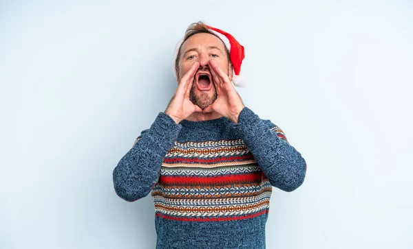 Hombre Guapo Mediana Edad Sentirse Feliz Dando Gran Grito Con —  Fotos de Stock