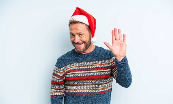中年のハンサムな男が喜んで手を振って歓迎し挨拶する クリスマスのコンセプト — ストック写真