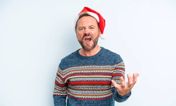 中年のハンサムな男を見て怒り いらいらし クリスマスのコンセプト — ストック写真