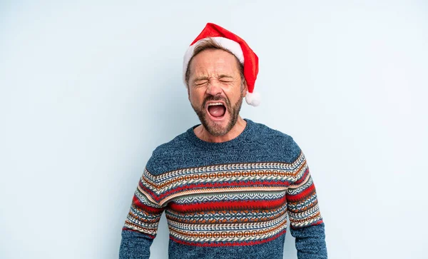 Middelbare Leeftijd Knappe Man Schreeuwt Agressief Kijkt Erg Boos Kerstconcept — Stockfoto