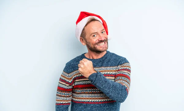 Gutaussehender Mann Mittleren Alters Der Sich Glücklich Fühlt Und Vor — Stockfoto