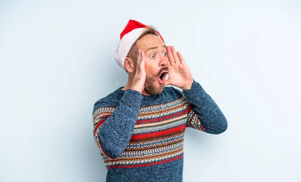 Medelålders Stilig Man Känner Sig Glad Upphetsad Och Överraskad Julkoncept — Stockfoto