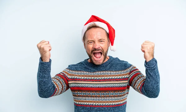 怒りの表情で積極的に叫ぶ中年ハンサムな男 クリスマスのコンセプト — ストック写真
