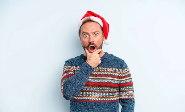 Gut Aussehender Mann Mittleren Alters Mit Weit Geöffnetem Mund Und — Stockfoto