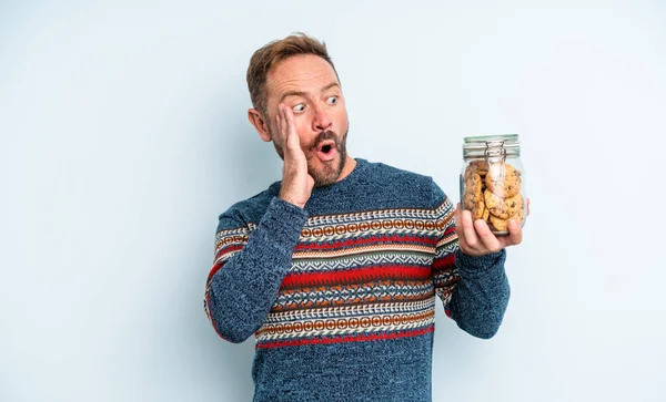 Hombre Guapo Mediana Edad Sentirse Feliz Emocionado Sorprendido Botella Galletas — Foto de Stock