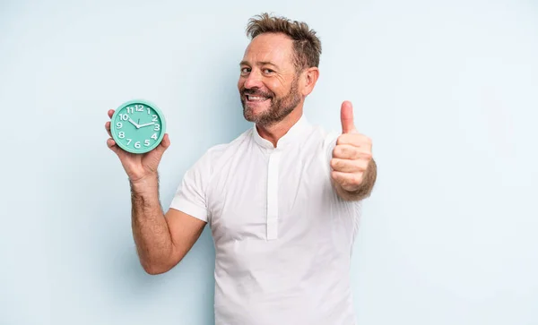 Homem Bonito Meia Idade Sentindo Orgulhoso Sorrindo Positivamente Com Polegares — Fotografia de Stock