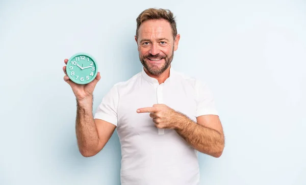 Homem Bonito Meia Idade Sorrindo Alegremente Sentindo Feliz Apontando Para — Fotografia de Stock