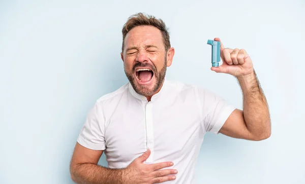 Ein Gutaussehender Mann Mittleren Alters Lacht Laut Über Irgendeinen Urkomischen — Stockfoto