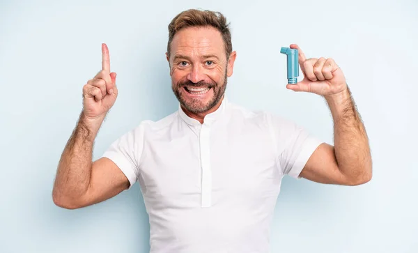 Hombre Guapo Mediana Edad Sintiéndose Como Genio Feliz Emocionado Después —  Fotos de Stock