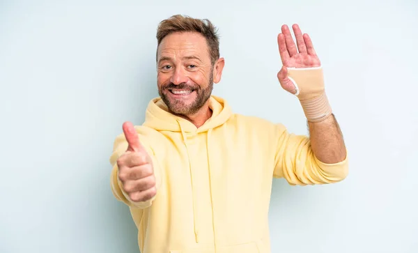 Medelålders Stilig Man Känner Sig Stolt Ler Positivt Med Tummen — Stockfoto