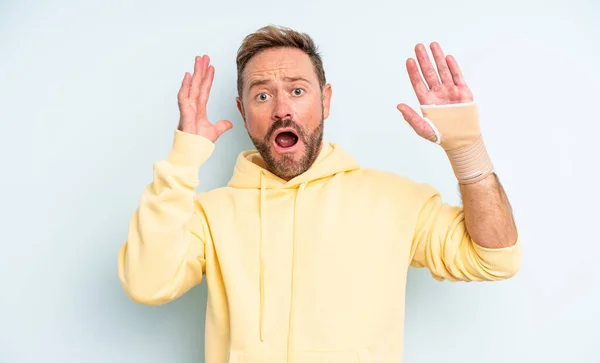 Ein Gutaussehender Mann Mittleren Alters Schreit Mit Erhobenen Händen Der — Stockfoto